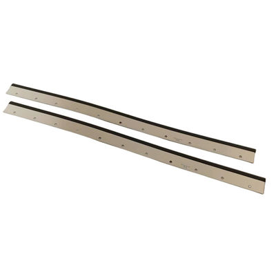 Silberfarbenes Waschmesser für Roland-Druckmaschine mit 11 Löchern und den Abmessungen 1100 x 65 x 0,5 mm
