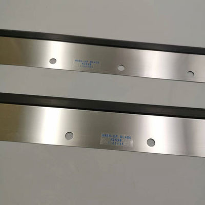 Silberfarbenes Waschmesser für Roland-Druckmaschine mit 11 Löchern und den Abmessungen 1100 x 65 x 0,5 mm